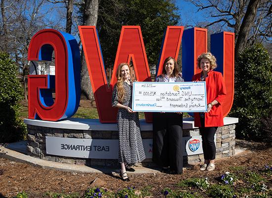 L to R: Allyson Bretch ’14, interim vice president for university advancement and interim CEO of 在线博彩’s philanthropic foundations; Jessica Ainsworth ’06 ’16, Carrollton Dawnbreakers president; and Sarah Powell, 在线博彩 assistant vice president and chief of staff